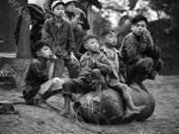 0-392709-ч/б Вьетнамские дети сидят на неразорвавшемся снаряде. Вьетнам Северный (ДРВ). 1969г. Фот. Соболев В.