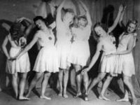 Группа танцовщиц позирует фотографу. Россия. [1920 – 1929] Фот. М.С. Наппельбаум